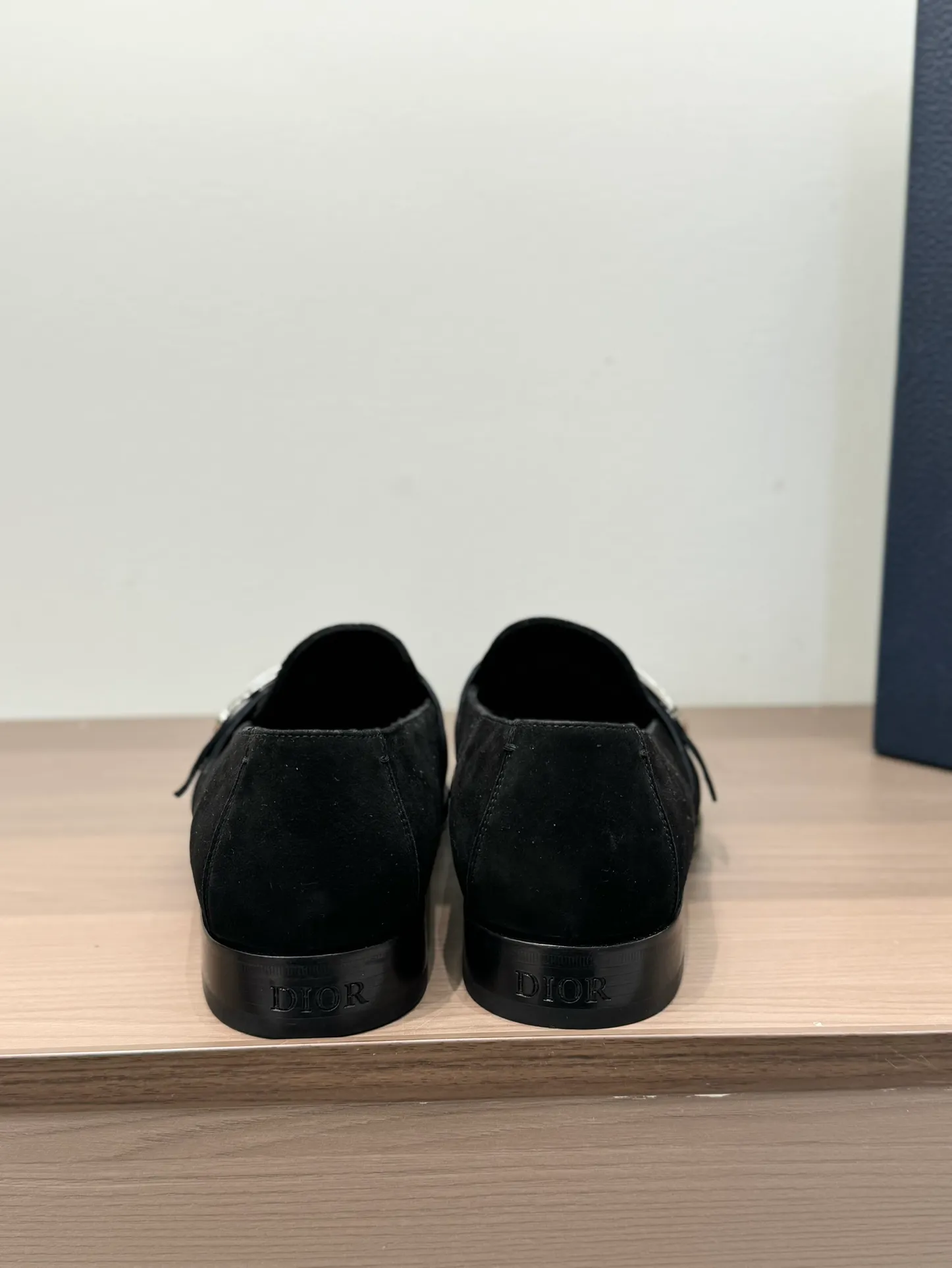 [Dior Dior] Top P: 960💰 Standard code 39-44 (38.45.46 custom-made, non-refundable and non-exchangeable) Dior Dior's latest high-end men's boutique casual leather shoes, the upper is carefully made of black cowhide/open-edge beaded leather/high-mercerized frosted cowhide, the classic silhouette shows elegance, and the upper strap is matched with a metal-coated CD Icon decorative buckle to enhance the style. Comfortable and lightweight, the Italian leather sole features anti-slip rubber inserts. The Blake structured leather sole with anti-slip details showcases Dio*'s exceptional craftsmanship. Elegant and refined, it can be matched with all kinds of suits.